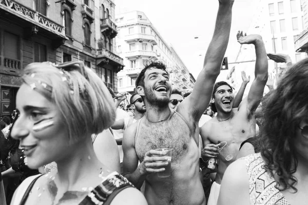 Mensen die Pride parade 2017 in Milaan, Italië — Stockfoto