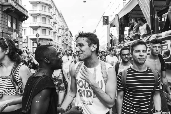 Mensen die Pride parade 2017 in Milaan, Italië — Stockfoto