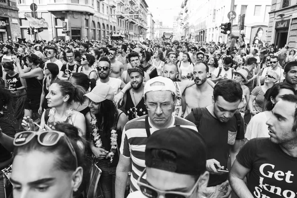 Gente al Pride parade 2017 a Milano, Italia — Foto Stock