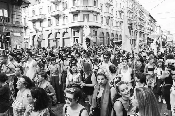 Άνθρωποι σε παρέλαση υπερηφάνειας 2017 στο Μιλάνο, Ιταλία — Φωτογραφία Αρχείου