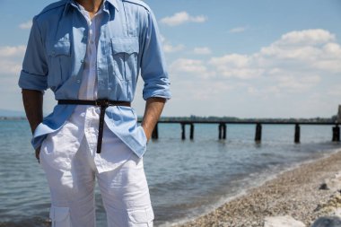 Yakışıklı adam bir tatil bağlamda poz