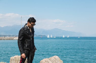 Yakışıklı adam bir tatil bağlamda poz