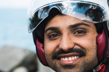 Yakışıklı adam bir tatil bağlamda poz