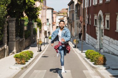 Yakışıklı adam bir kentsel bağlamda poz