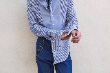 Yakışıklı adam bir kentsel bağlamda poz