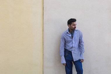 Yakışıklı adam bir kentsel bağlamda poz