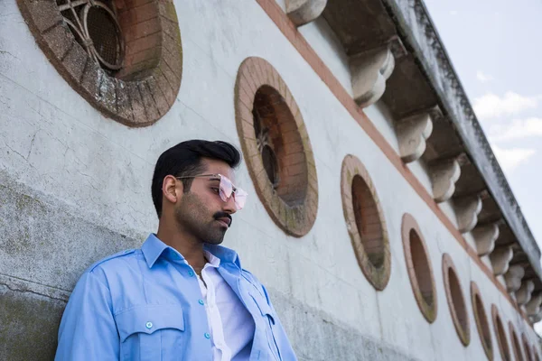 Handsome man posing in an urban context — Stock Photo, Image