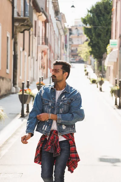 Hombre guapo posando en un contexto urbano — Foto de Stock