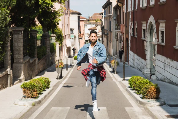 Yakışıklı adam bir kentsel bağlamda poz