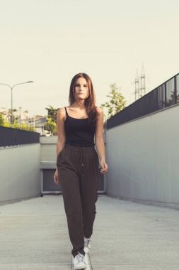 Genç kadın bir kentsel bağlamda poz