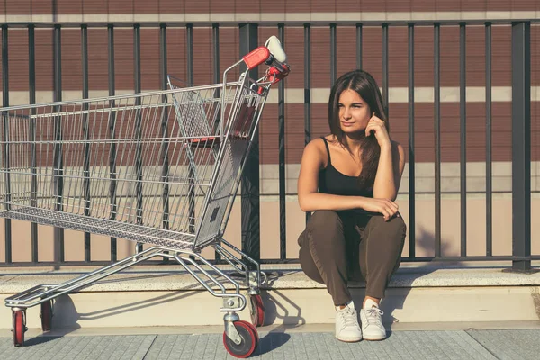 Bir arabası oturan genç kadın