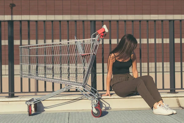 Bir arabası oturan genç kadın