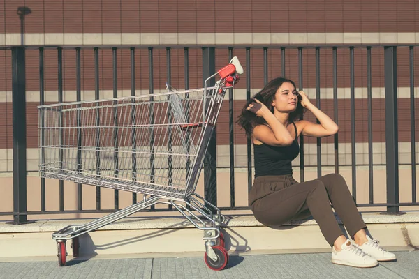 Bir arabası oturan genç kadın