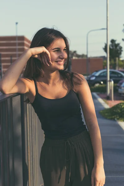 Young woman posing in an urban context — Stock Photo, Image