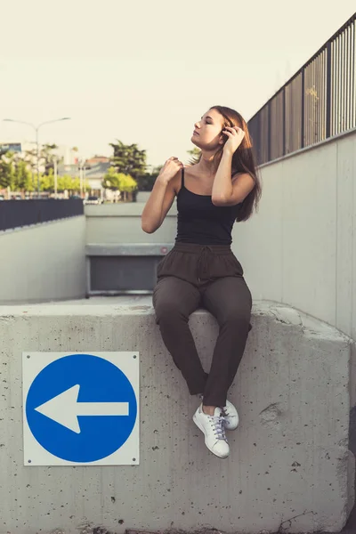 Young woman posing in an urban context — Stock Photo, Image