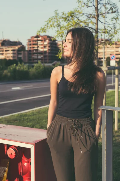 Young woman posing in an urban context — Stock Photo, Image