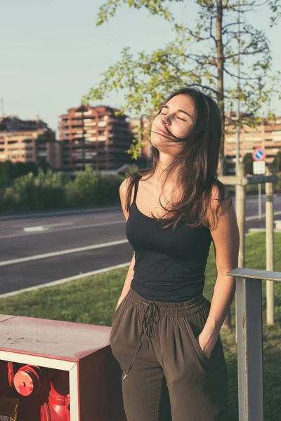 Mladá žena pózuje v městském kontextu — Stock fotografie