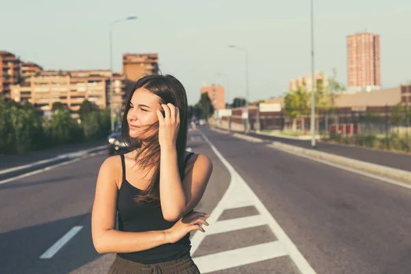Young woman posing in an urban context — Stock Photo, Image