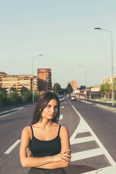 Ung kvinna poserar i stadsmiljö — Stockfoto