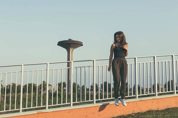 Genç kadın bir kentsel bağlamda poz