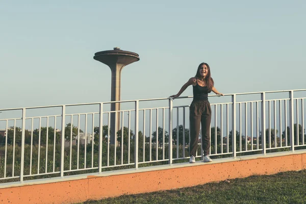 Young woman posing in an urban context — Stock Photo, Image