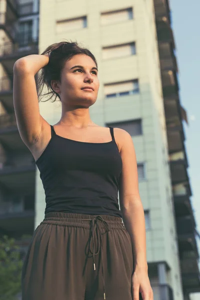 Jeune femme posant dans un contexte urbain — Photo