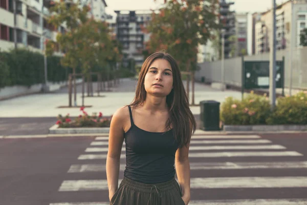 Mujer joven posando en un contexto urbano — Foto de Stock