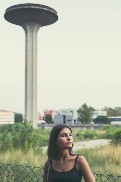 Jeune femme posant dans un contexte urbain — Photo