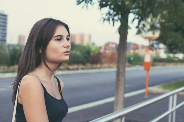 Mujer joven posando en un contexto urbano — Foto de Stock