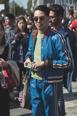 Şık adam Milan kadın moda haftası sırasında poz