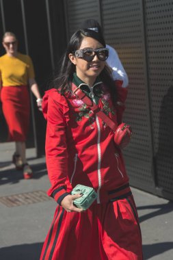 Milan kadın moda haftası sırasında poz moda kadın