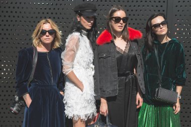 Milan kadın moda haftası sırasında poz moda kadın