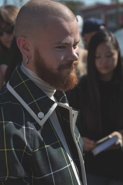 Hombre de moda posando durante la Semana de la Moda Femenina de Milán — Foto de Stock