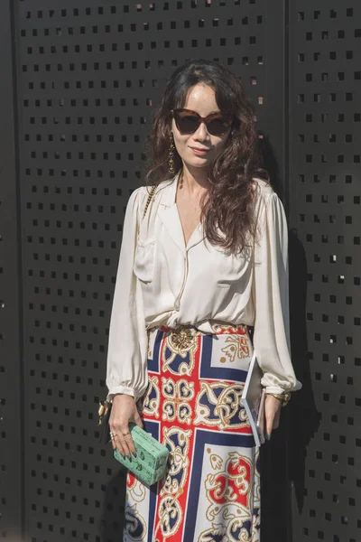 Mujer de moda posando durante la Semana de la Moda Femenina de Milán —  Fotos de Stock