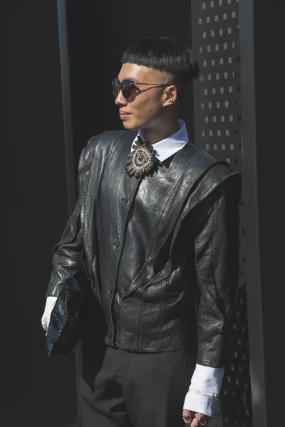 Homem elegante posando durante a Semana de Moda Feminina de Milão — Fotografia de Stock