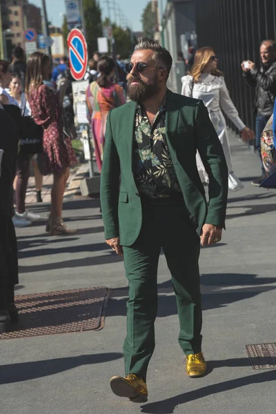 Hombre de moda posando durante la Semana de la Moda Femenina de Milán — Foto de Stock