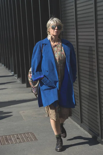 Modieuze vrouw die zich voordeed tijdens Milaan Women's Fashion Week — Stockfoto