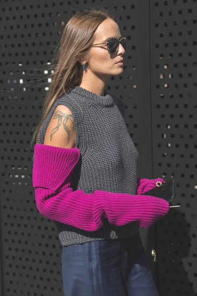 Mulher na moda posando durante a semana de moda feminina de Milão — Fotografia de Stock