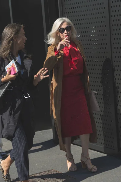 Milan kadın moda haftası sırasında poz moda kadın