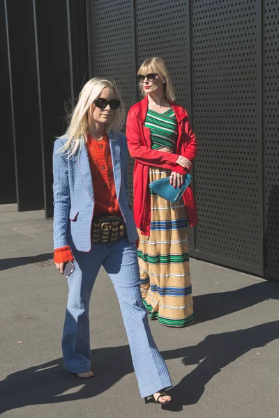 Fashionable women posing during Milan Women's Fashion Week — Stock Photo, Image