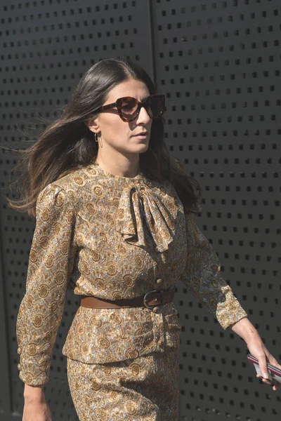 Mujer de moda posando durante la Semana de la Moda Femenina de Milán — Foto de Stock