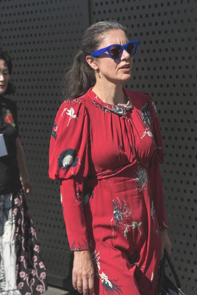 Fashionabla kvinna poserar under modeveckan i Milano kvinnors — Stockfoto