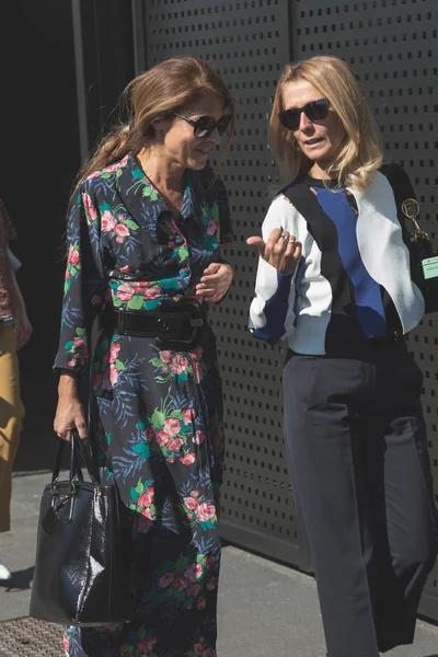 Fashionable woman posing during Milan Women 's Fashion Week — стоковое фото