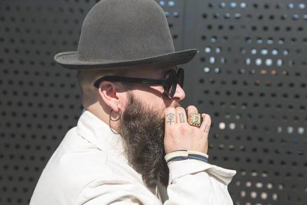 Homme à la mode posant pendant la Fashion Week de Milan — Photo