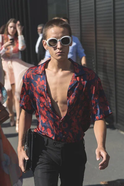 Şık adam Milan kadın moda haftası sırasında poz