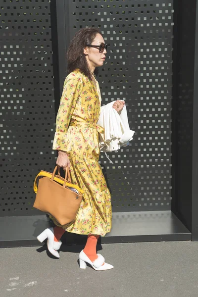 Milan kadın moda haftası sırasında poz moda kadın