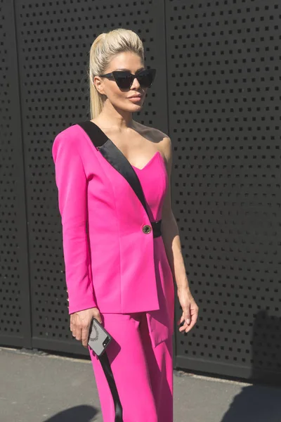 Fashionable woman posing during Milan Women's Fashion Week — Stock Photo, Image