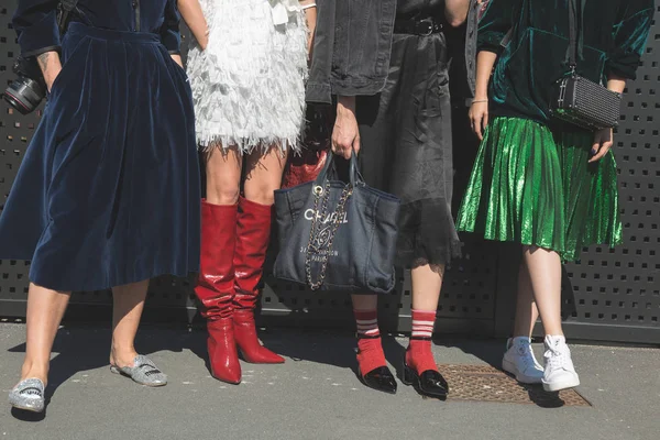 Μοντέρνες γυναίκες που παρουσιάζουν κατά τη διάρκεια της εβδομάδας μόδας του Μιλάνο γυναικών — Φωτογραφία Αρχείου