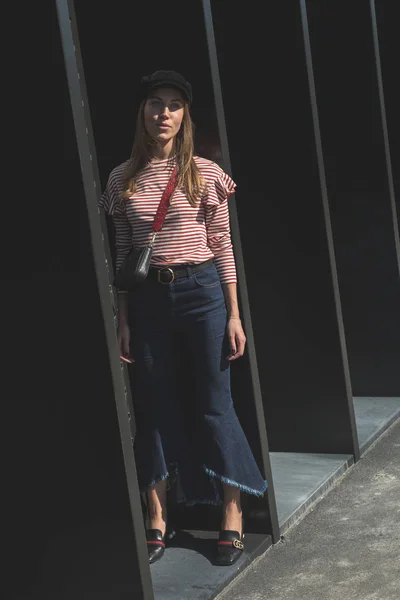 Mujer de moda posando durante la Semana de la Moda Femenina de Milán —  Fotos de Stock