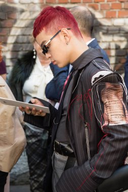 Şık adam Milan kadın moda haftası sırasında poz